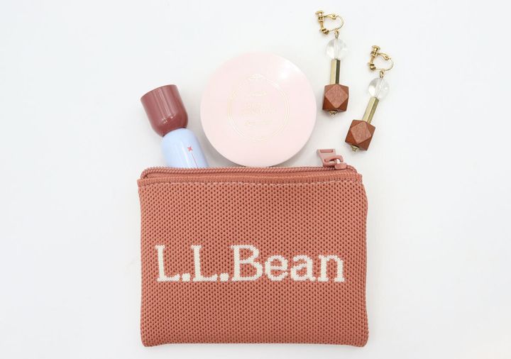 ピンク色のL.L.Beanニットポーチの中にリップとファンデーション、横にイヤリングが置かれている