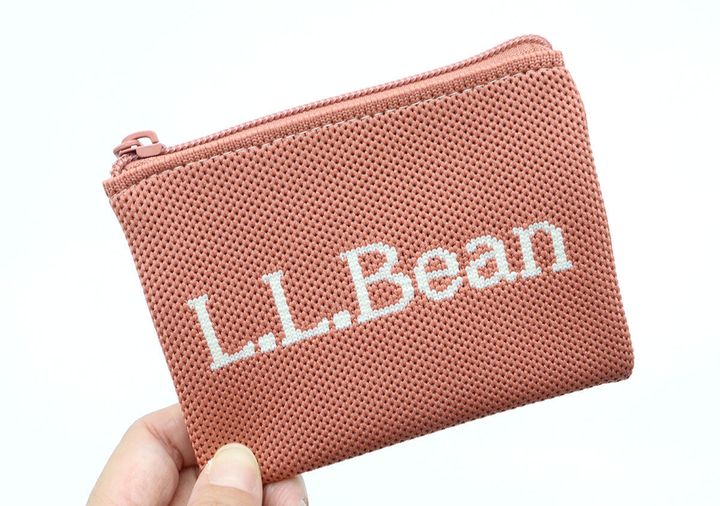 手のひらにピンク色のL.L.Beanロゴ入りニットポーチが乗せられている