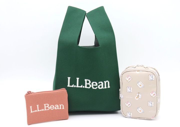 緑色のL.L.Beanニットバッグ、ピンクのL.L.Beanポーチ、ベージュのmofusandポーチが並んでいる