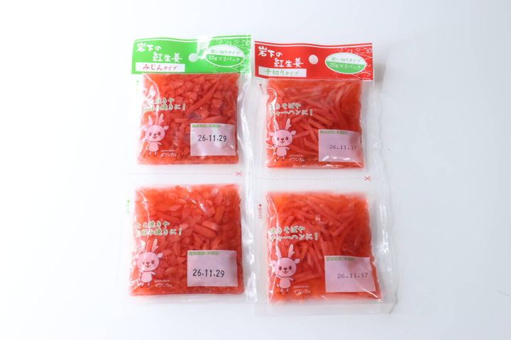 岩下の紅生姜みじんタイプと千切りタイプが2パックずつ並べられている
