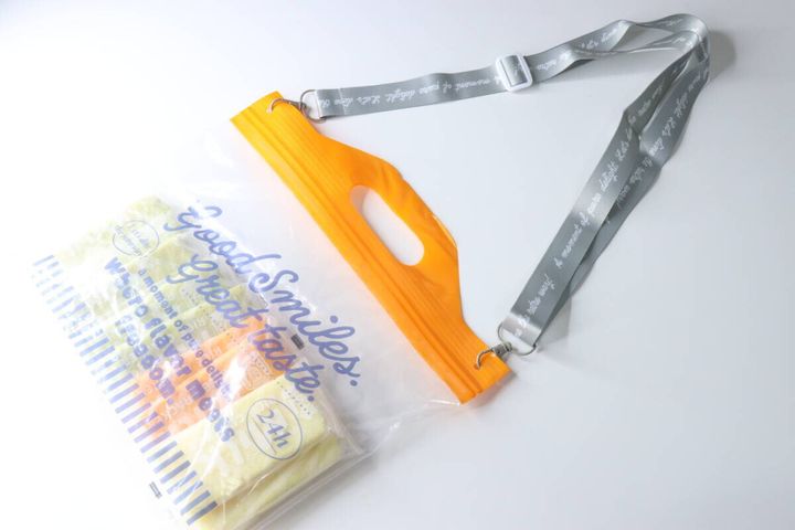 ストラップを取り付けたスナックバッグを斜め上から見た全体