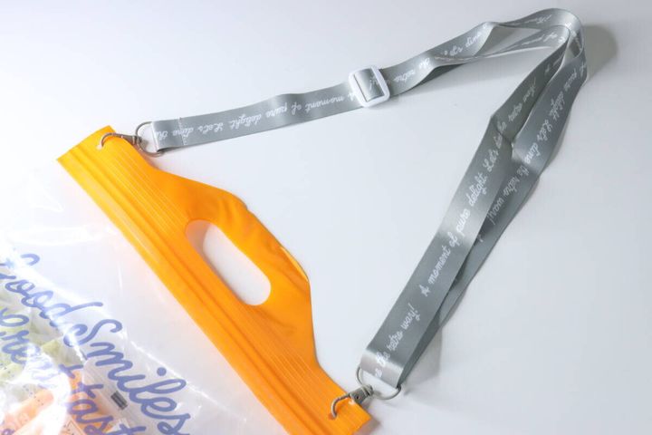 スナックバッグにグレーのショルダーストラップを取り付けた様子