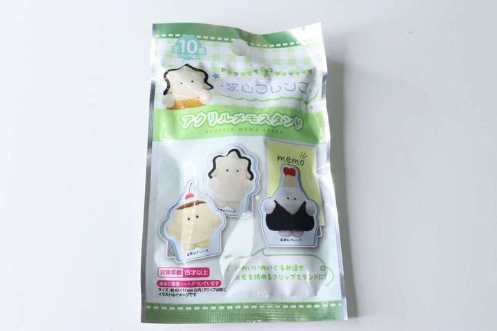 求心フレンズのアクリルメモスタンドのパッケージ。緑のチェック柄にプリンや牡蠣のキャラクター。