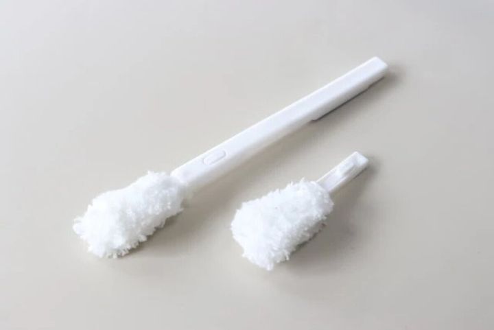 白い柄のパッキンクリーナー大小2本が並んでいる