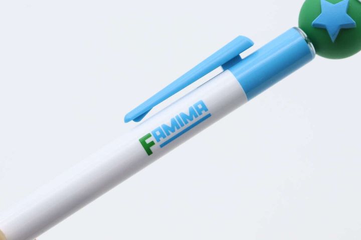 ボールペンの軸に書かれたFAMIMAのロゴと水色のクリップ