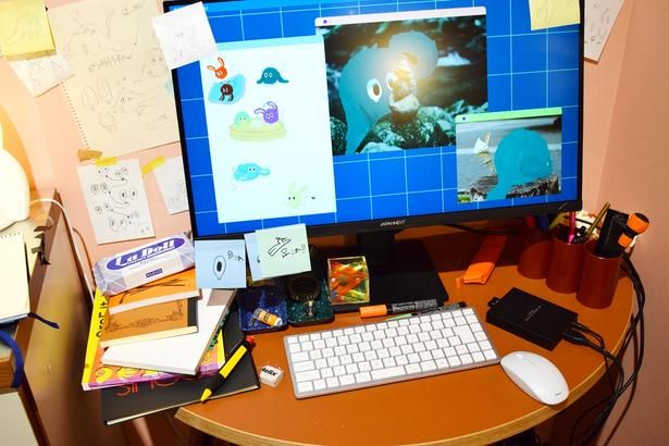 日常の写真とイラストを組み合わせたアートを制作中 撮影：ソムタム田井