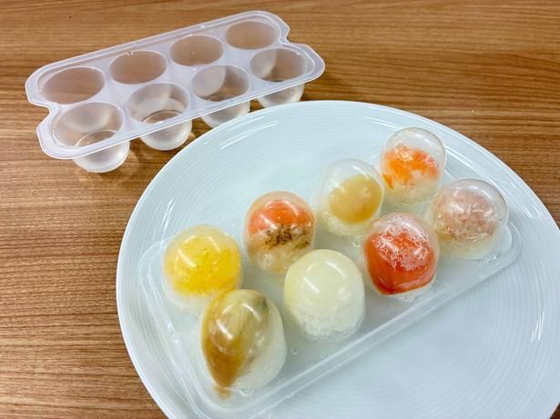 奥の容器に入っている水は、手前の容器の寿司ネタが温まるのを防いでいる