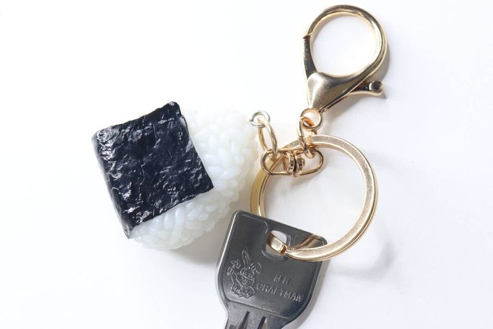 おにぎりキーホルダーと鍵が一緒に写っている