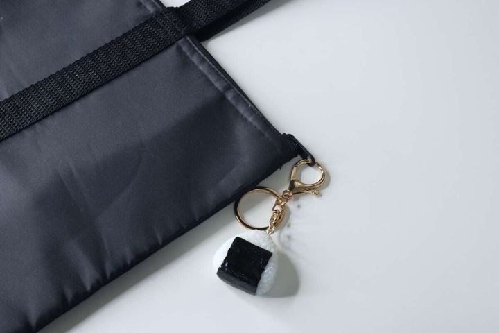 黒いバッグに付けられたおにぎりキーホルダー