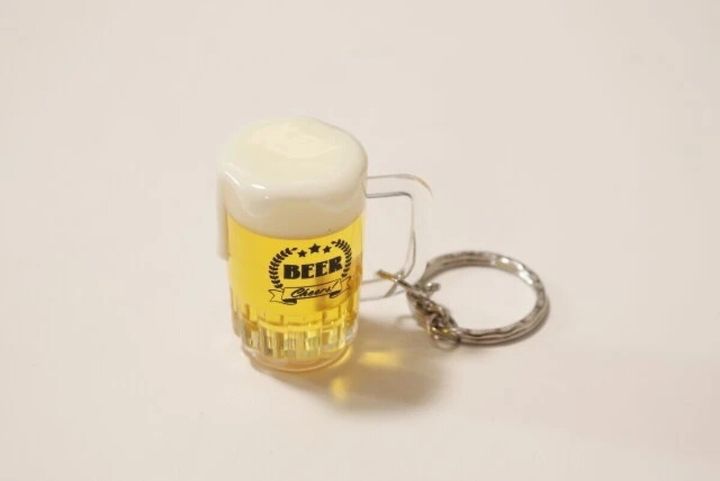 白い背景に置かれたビールジョッキ型キーホルダー