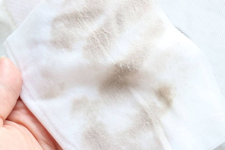 網戸を拭いて黒い汚れが付着したおそうじシート