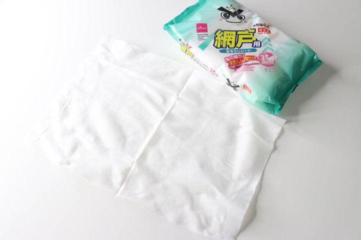パッケージと取り出された白い網戸用おそうじシート