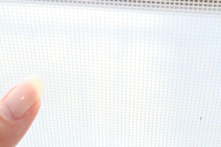 掃除後の網戸の網目部分を指で触って確認