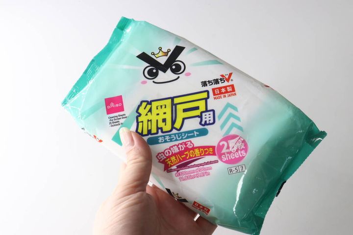 女性が「落ち落ちV網戸用おそうじシート」を持つ手元