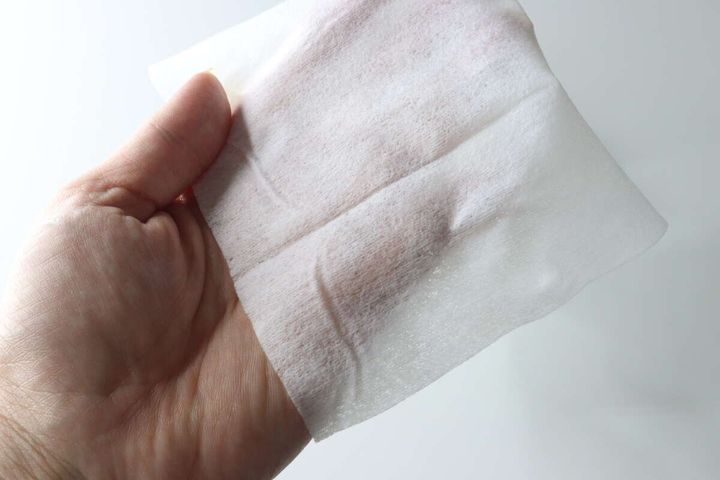 女性が網戸用おそうじシートを広げて持つ手元