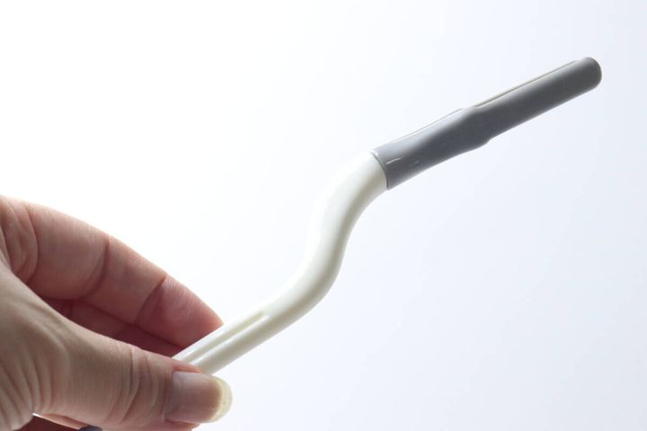 白い背景に、パイプクリーナーの白とグレーの持ち手部分