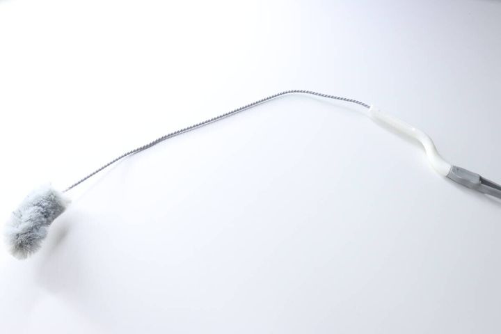 白い背景に、ワイヤーをまっすぐ伸ばしたパイプクリーナー本体