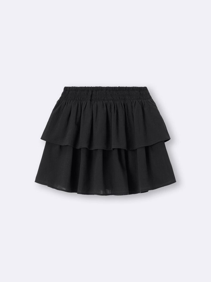 黒い2段ティアードのミニ丈スコート