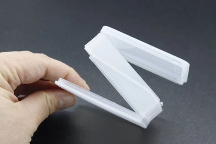 手が両面開いたアクセサリーケースをZ字型に持っている