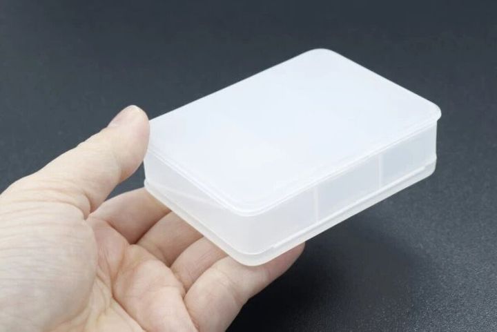 手が半透明のアクセサリーケースを横から持っている