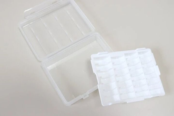 開いたコインケース本体と硬貨トレーが並んでいる