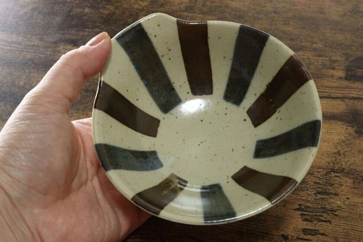 手に持たれた太十草模様の和風とんすい