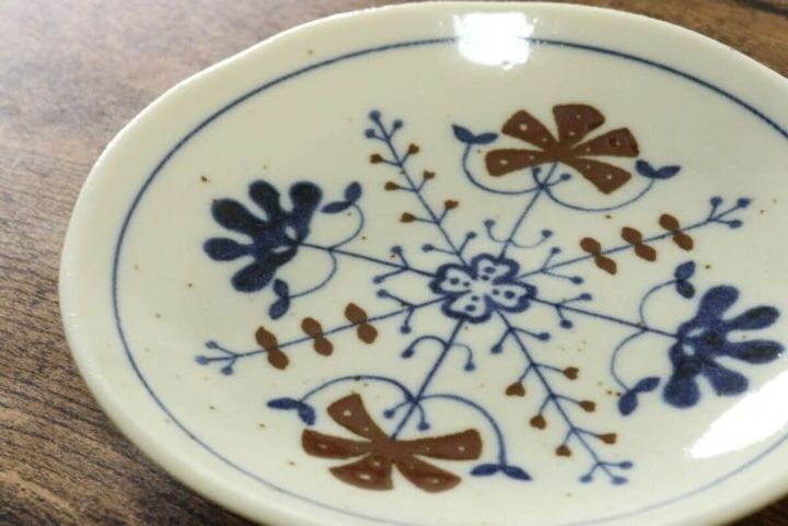 白い小皿に青と茶色の植物柄が描かれている俯瞰写真