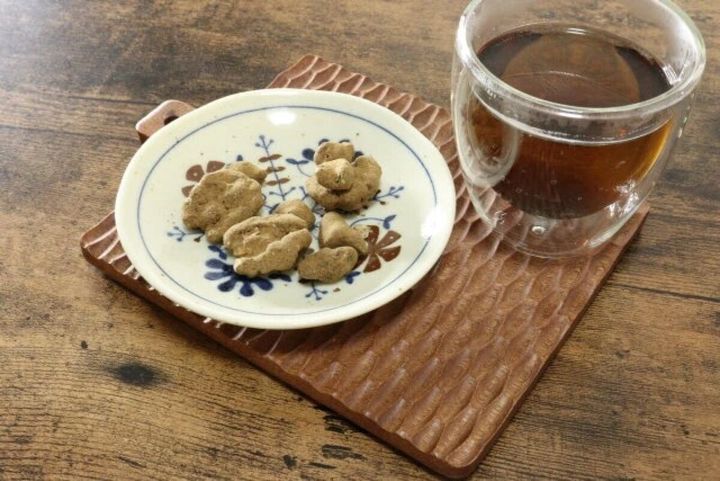 植物柄の小皿に茶色いお菓子とグラスの飲み物