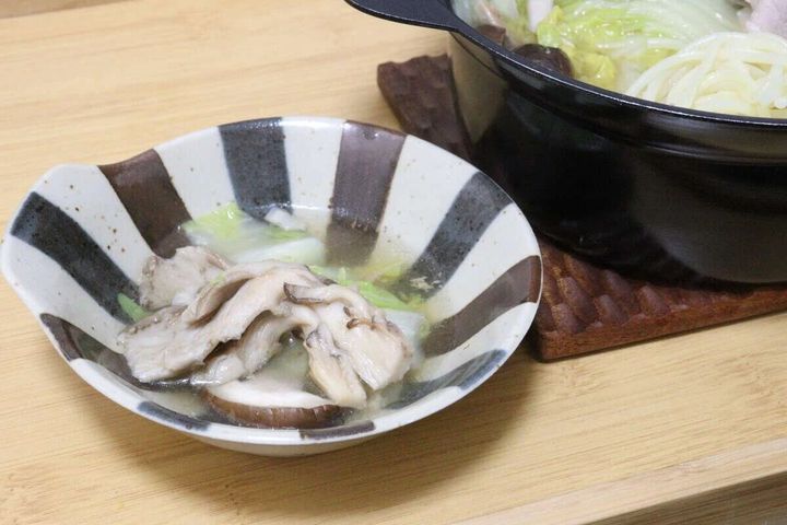 太十草模様のとんすいに鍋料理が盛り付けられている