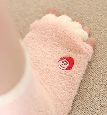 「ゴリラシリーズ」から「ゴリラの履くホカロン」登場！足指を広げながらリラックス