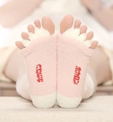 「ゴリラシリーズ」から「ゴリラの履くホカロン」登場！足指を広げながらリラックス