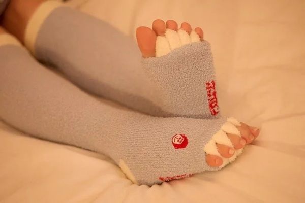 「ゴリラシリーズ」から「ゴリラの履くホカロン」登場！足指を広げながらリラックス
