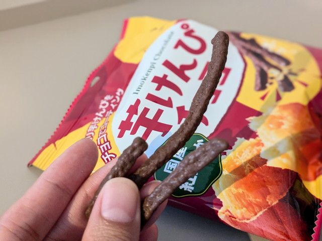 ポキッと折った『芋けんぴチョコ』の断面