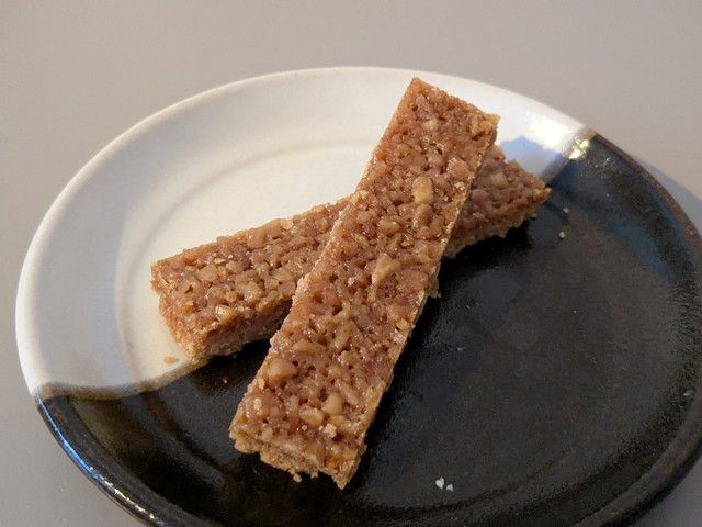 『おいものフロランタン』のザクザクとした表面のアップ