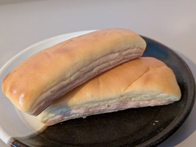 紅はるかのさつまいもクリームを折り込んだ『さつまいもスティック』の断面