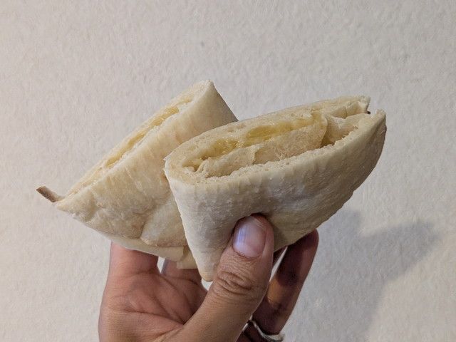 ちぎるとチーズが伸びる『ピザサンド さつまいもチーズ』の断面
