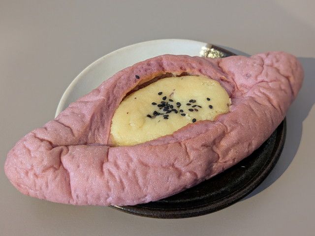 焼き芋のような見た目に焼き上げた『もっちおいもパン（紅はるか）』