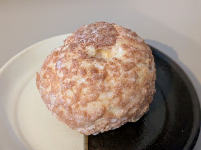 ザクほろ食感の生地に包まれた『ザクほろシュー（お芋クリーム）』全体