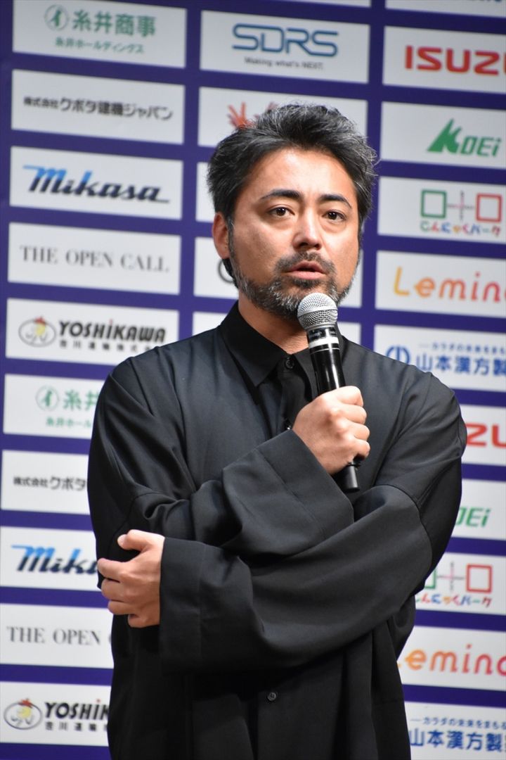 「THE OPEN CALL」プロジェクト報告会見に出席した山田孝之 クランクイン！ width=