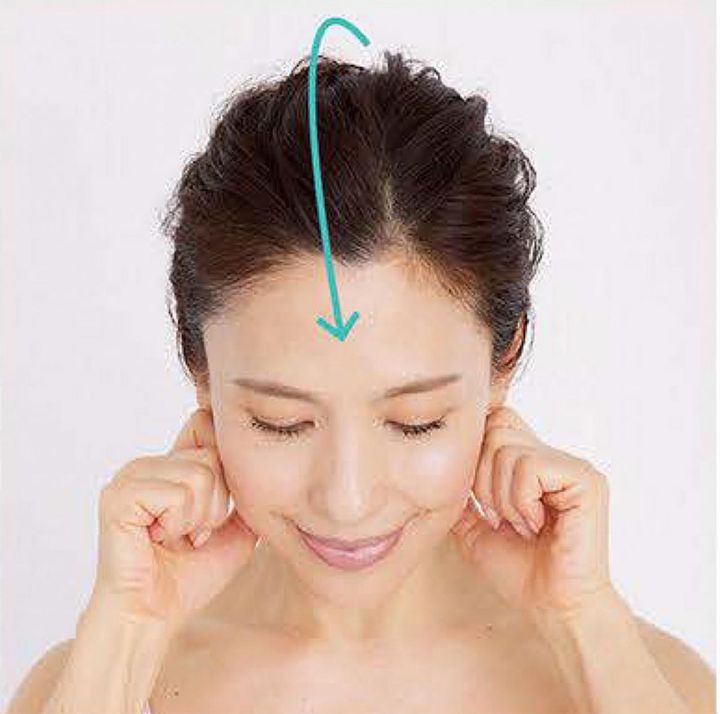 両方の指を耳の前まで移動し、圧を3 回かけます。