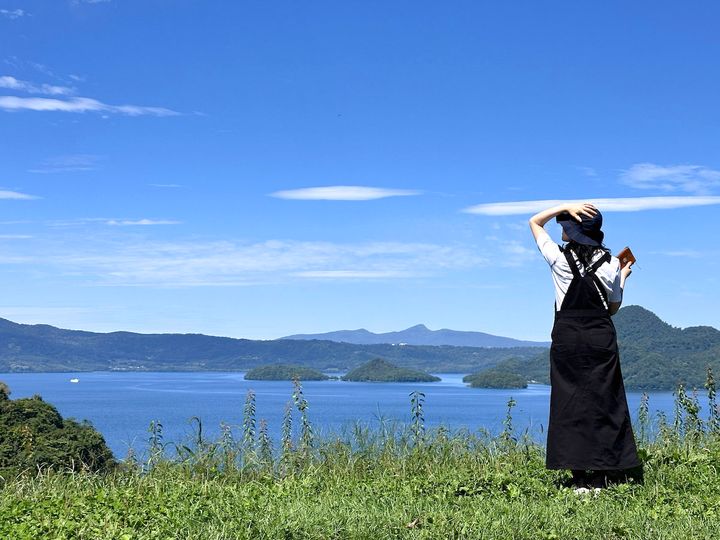 景色を眺める女性