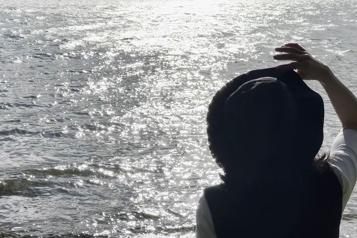 湖畔を眺める女性