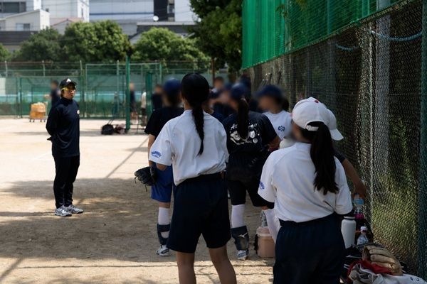 【兵庫県西宮市】実業団選手が指導！介護会社『ロジケア』が今津中学校ソフトボール部の活動を継承