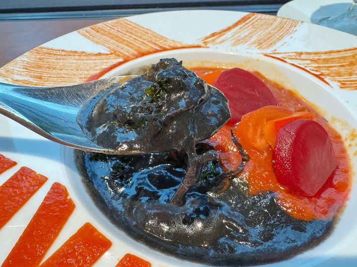 赤と黒の鮮やかなコントラスト！