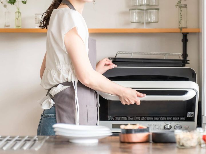 山崎実業の「マグネットシリコーン鍋つかみ タワー 2個組」は、マグネットでレンジフードなどに貼り付けて収納できる鍋つかみです。洗濯の手間がかからず衛生的に使えると人気を集めている本商品を紹介します。
