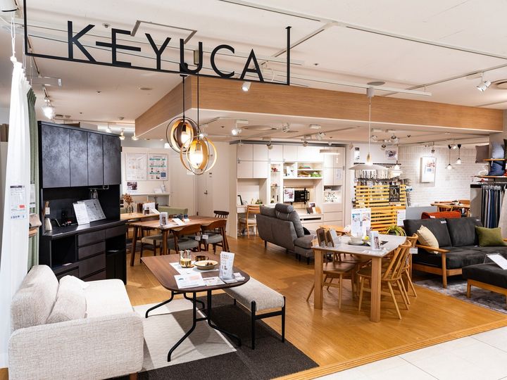 KEYUCA（ケユカ）の「Oacs スタンドダストバッグホルダー」は、ポリ袋を掛けて三角コーナー代わりに使えるスタンド型のダストホルダーです。使わないときは折りたたんで収納できる、衛生的で省スペースな設計が評判の本商品を紹介します。