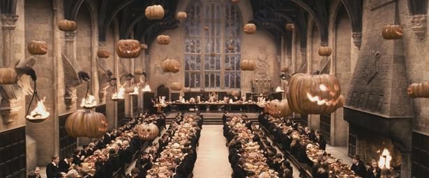 『ハリー・ポッターと賢者の石』では、ハロウィーンの楽しげな雰囲気がただよっていた大広間 『ハリー・ポッターと賢者の石』 デジタル配信中ブルーレイ＆DVD 発売元/販売元：株式会社ハピネット・メディアマーケティング権利元：ワーナー ブラザース ジャパン合同会社HARRY POTTER characters, names and related indicia are trademarks of and [c] Warner Bros.Entertainment Inc. Harry Potter Publishing Rights [c] J. K. Rowling. [c] 2026 Warner Bros. EntertainmentInc. All rights reserved.