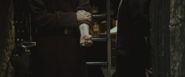 ヴォルデモート卿を象徴する不吉なシンボル“闇の印”(画像は『ハリー・ポッターと炎のゴブレット』より) 『ハリー・ポッターと炎のゴブレット』 デジタル配信中ブルーレイ＆DVD 発売元/販売元：株式会社ハピネット・メディアマーケティング権利元：ワーナー ブラザース ジャパン合同会社HARRY POTTER characters, names and related indicia are trademarks of and [c] Warner Bros.Entertainment Inc. Harry Potter Publishing Rights [c] J. K. Rowling. [c] 2026 Warner Bros. EntertainmentInc. All rights reserved.