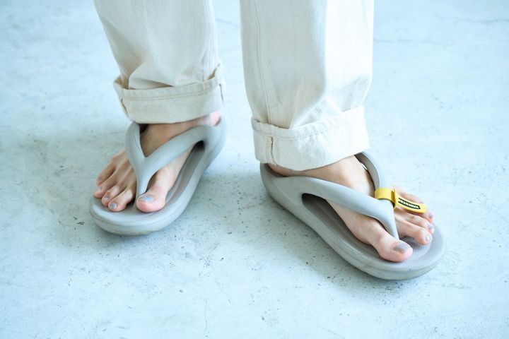 無印良品の白パンツとTAW&TOE（トーアンドトー）の淡いグレーのサンダルを合わせた足もと