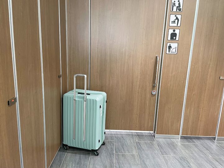 誰かに預けることができないおひとりさまの場合、トイレの個室に持ち込めるサイズで。